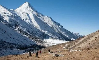 Walking by kumbhakarna himal in kanchenjunga trek itinerary