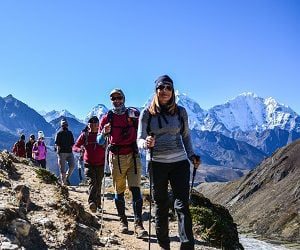 EBC Arun Valley Trekking 20 Arun valley and trekkers walking towards EBC