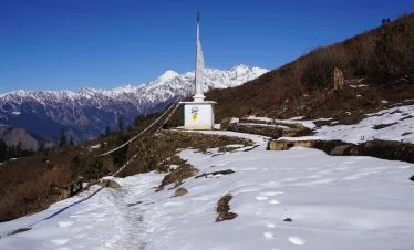 Chhorten and the Langtang Himalaya range seen in route to Gosaikunda lake