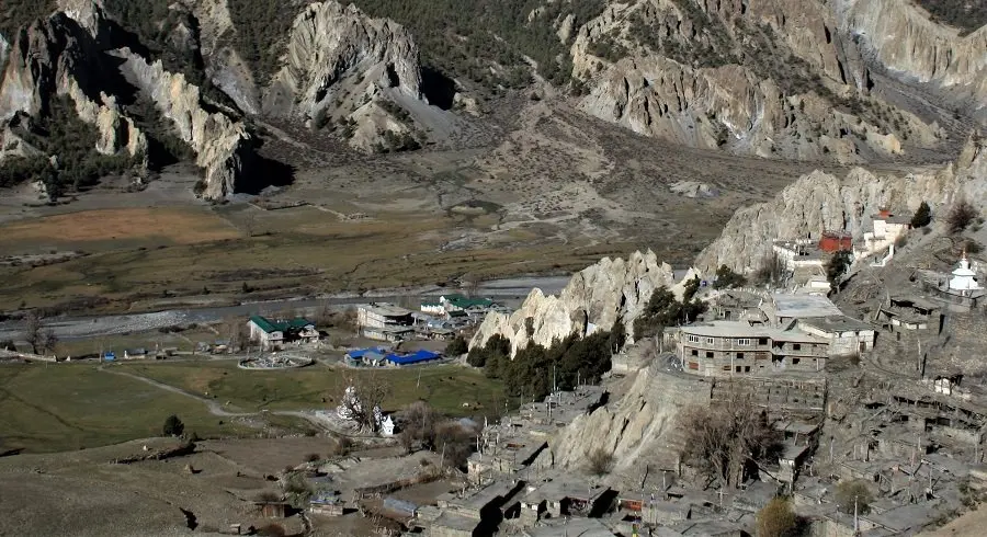 Dry landscape of narphu valley trekking trail