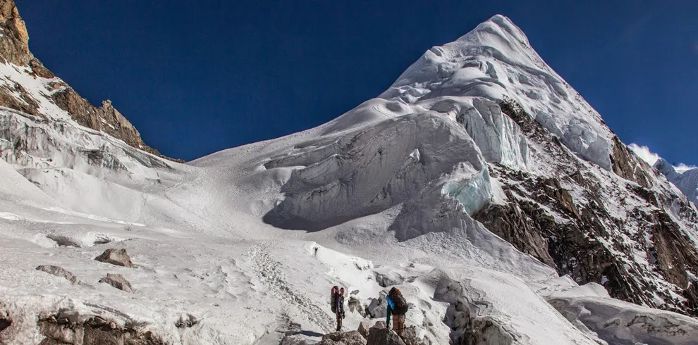 Snowy steps to Tashi Lapcha Camp