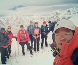 Yala peak climbing crew towards the summit