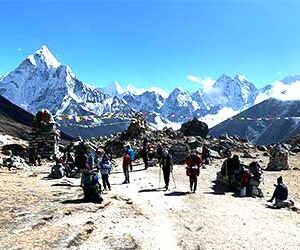 view of the trekker and the moutanins at thukla pass