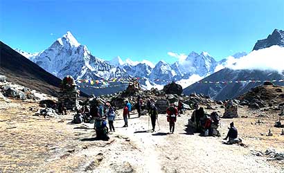 Short Ebc Kalapatthar Trek 1 View of the trekker and the moutanins at thukla pass