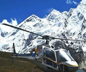 Helicopter landing at kalapather. Feature image of everest basecamp trek with helicopter return