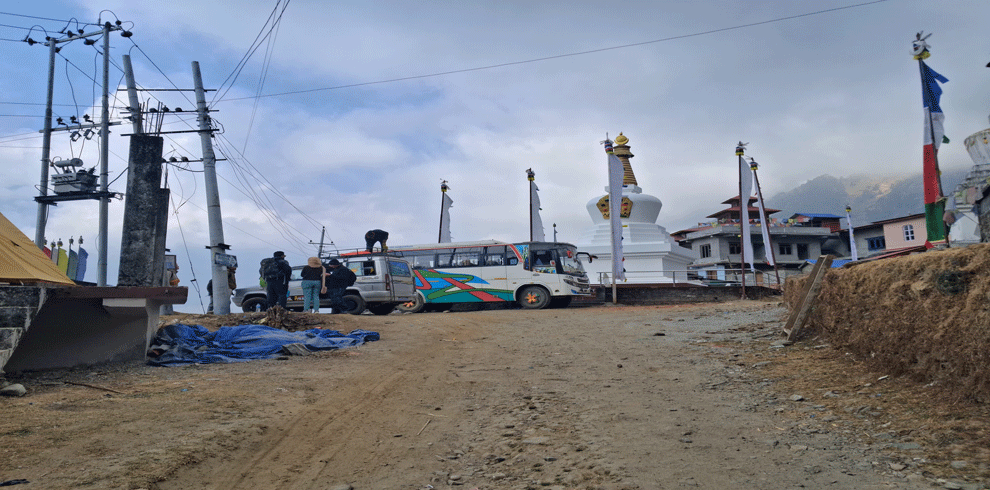 Bus stop at Tarkeyghyang.
